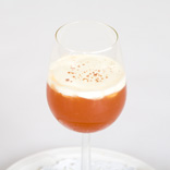 Getomatiseerde runderbouillon met room en een vleugje kaneel